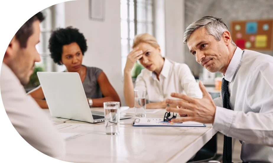 Equipe imobiliária reunida analisando processos e informações