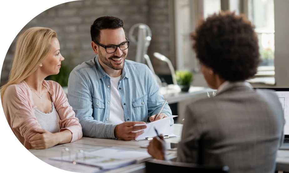 Equipe imobiliária trabalhando com mais organização e eficiência